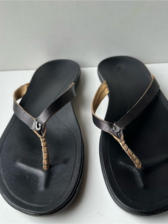 OluKai Shoes - OluKai Women’s Size 10 Black Leather Flip Flop Sandals Comfort Casual Beach